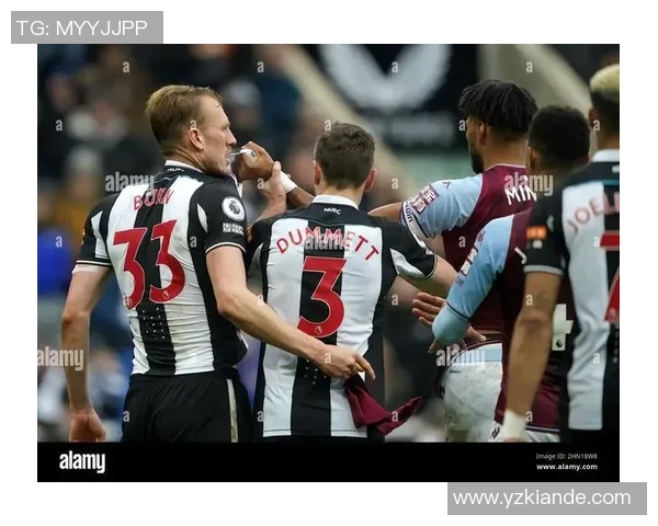 足球巨星九宫格：盘点足坛十大顶级球员的精彩瞬间与巅峰表现