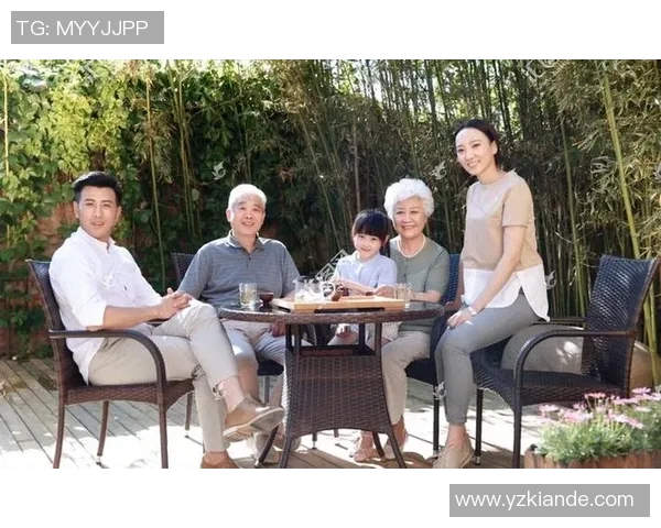 足球巨星温馨家庭合影展现场外亲情时刻